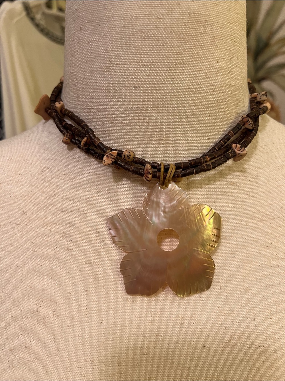 Mother of Pearl Flower Pendant Necklace Handcrafted with Coconut Beads - Vintage - Picture 3 of 7
